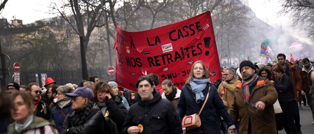 Demonstranten halten ein Transparent mit der Aufschrift „Stoppt die Abschaffung unserer Renten“ (Symbolbild).