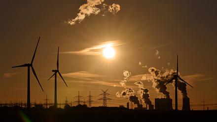 Strommasten und Windräder rund um das Kohlekraftwerk Neurath des Stromkonzerns RWE (Symbolbild)