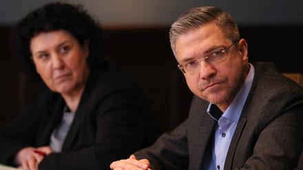 Dezernentin Brigitte Meier und Oberbürgermeister Mike Schubert (beide SPD) bei einer Pressekonferenz im Frühjahr 2023. Thema: Der Bürgerservice. 