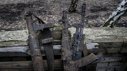 Schlammverschmierte Gewehre ukrainischer Soldaten