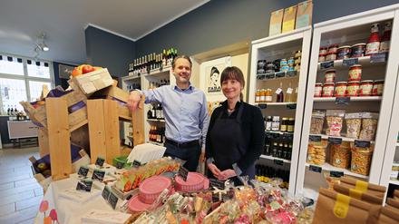 Der neue Regioladen in der Gutenbergstraße: Inhaber Henryk Behrendt und seine Mitarbeiterin Katrin Hartmann.