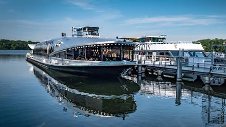Berlin Reinickendorf OT Tegel; Ufer am Tegeler See: die Greenwich Promenade; Liegeplatz der Dampfer Havel Queen und Moby Dick Berlin *** Berlin Reinickendorf OT Tegel Ufer am Tegeler See the Greenwich Promenade berth of the steamers Havel Queen and Moby Dick Berlin  