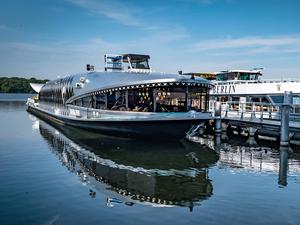 Berlin Reinickendorf OT Tegel; Ufer am Tegeler See: die Greenwich Promenade; Liegeplatz der Dampfer Havel Queen und Moby Dick Berlin *** Berlin Reinickendorf OT Tegel Ufer am Tegeler See the Greenwich Promenade berth of the steamers Havel Queen and Moby Dick Berlin  