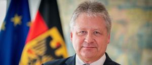 Bruno Kahl, Präsident des Bundesnachrichtendienstes (BND), blickt am Rande eines Interviews mit einem Journalisten der Deutschen Presse-Agentur in die Kamera des Fotografen (Archivbild).