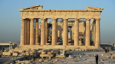 Die Akropolis mit dem Parthenon auf einem Felsen oberhalb der Stadt.