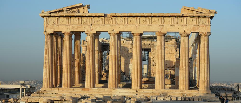 Die Akropolis mit dem Parthenon auf einem Felsen oberhalb der Stadt.