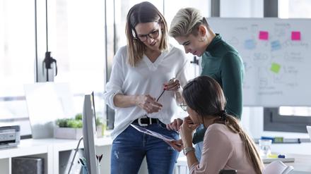 Businesswomen using digital tablet at the office model released Symbolfoto property released PUBLICATIONxINxGERxSUIxAUTxHUNxONLY JSRF00879