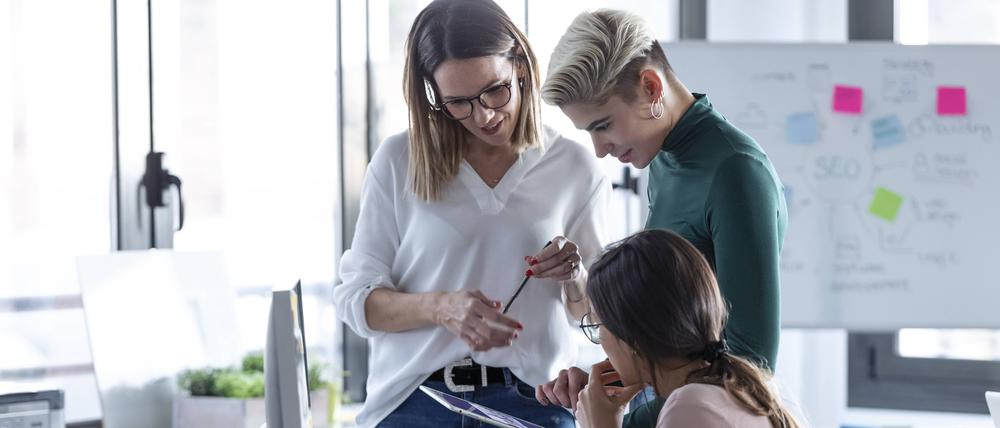 Businesswomen using digital tablet at the office model released Symbolfoto property released PUBLICATIONxINxGERxSUIxAUTxHUNxONLY JSRF00879