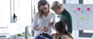 Businesswomen using digital tablet at the office model released Symbolfoto property released PUBLICATIONxINxGERxSUIxAUTxHUNxONLY JSRF00879