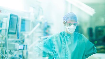 Eine Klinikärztin auf einer Intensivstation.