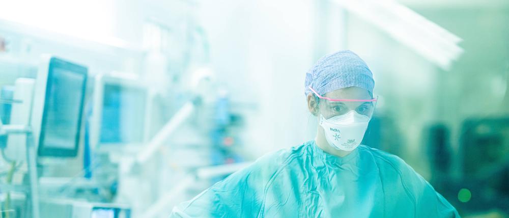 Eine Klinikärztin auf einer Intensivstation.