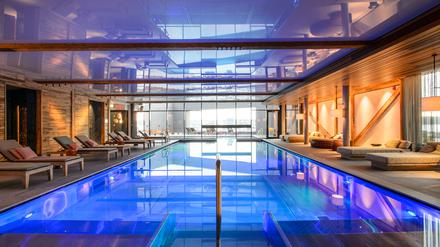 Vom Rooftop-Pool des Flensburger Hotels  Das James kann man bis auf die dänische Seite blicken.