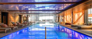 Vom Rooftop-Pool des Flensburger Hotels  Das James kann man bis auf die dänische Seite blicken.