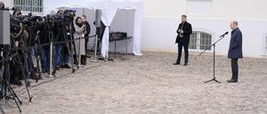 Bundeskanzler Olaf Scholz vor Journalisten bei der Presseunterrichtung vor der Klausurtagung des Bundeskabinetts auf Schloss Meseberg. 