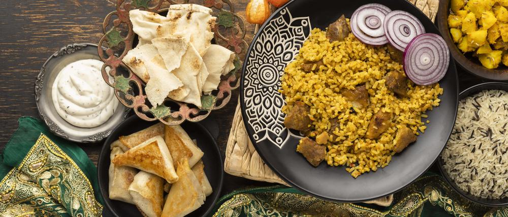 Eine indische Mahlzeit mit Reis, wie sie auch bei HomeMeal verkauft werden könnte.
