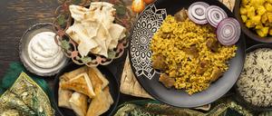 Eine indische Mahlzeit mit Reis, wie sie auch bei HomeMeal verkauft werden könnte.