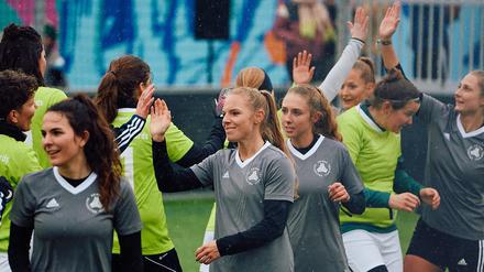 Etwa hundert Fußballerinnen nahmen an dem Turnier teil, das am Internationalen Frauentag stattfand.