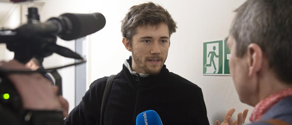 Henning Jeschke (l), Aktivist der Klimaschutzgruppe «Letzte Generation», stellt sich vor seinem Prozess den Fragen eines Journalisten.