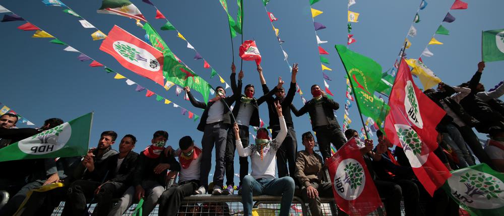 Menschen halten Fahnen der pro-kurdischen Oppositionspartei HDP.