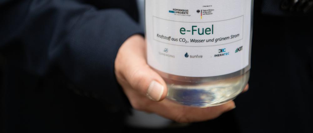 E-Fuels sind synthetische Kraftstoffe, die mithilfe von elektrischem Strom aus Wasser und Kohlendioxid hergestellt werden. Mit ihnen können Verbrennungsmotoren in Diesel- und Benzinfahrzeugen oder Flugzeugen betrieben werden. 