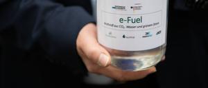 E-Fuels sind synthetische Kraftstoffe, die mithilfe von elektrischem Strom aus Wasser und Kohlendioxid hergestellt werden. Mit ihnen können Verbrennungsmotoren in Diesel- und Benzinfahrzeugen oder Flugzeugen betrieben werden. 