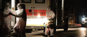 Die Familie des ersten Infizierten wird vom Roten Kreuz abgeholt.