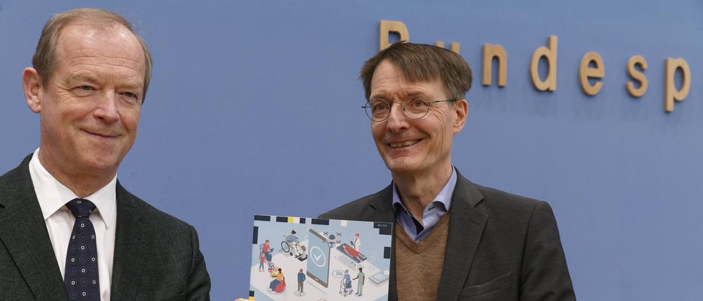 Gesundheitsminister Karl Lauterbach und der Sachverständigtenratsvorsitzende Michael Hallek stellen die elektronische Patientenakte vor.
