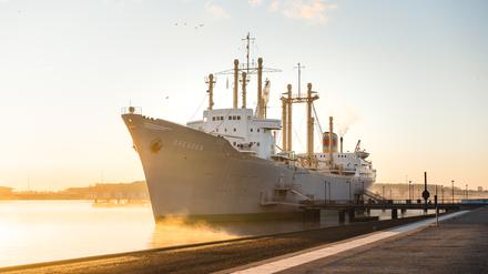 Museum an Bord: Im Frachtschiff „Dresden“ befindet sich das Schifffsfahrtsmuseum Rostock.