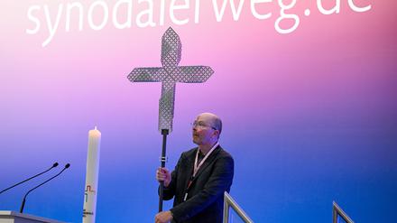 Es ist ein Kreuz: Vor allem auf die 67 Bischöfe kommt es bei der Erneuerung an.