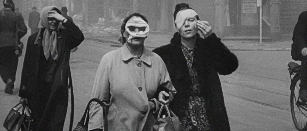 Verwundete Frauen nach einem Bombenangriff in Frankfurt am Main. Filmstill aus dem Dokumentarfilm „Luftkrieg - Die Naturgeschichte der Zerstörung“.