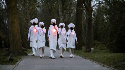 Das Volensemble „The Present“ rettet die Welt: Mit Megafonen auf dem Friedhof.