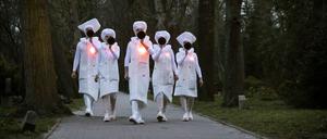 Das Volensemble „The Present“ rettet die Welt: Mit Megafonen auf dem Friedhof.