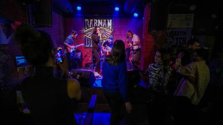 Gäste einer Bar tanzen zur Musik der Band „Out of Space“ in der ukrainischen Hauptstadt Kiew. 