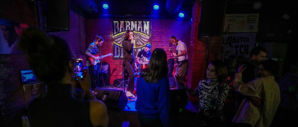 Gäste einer Bar tanzen zur Musik der Band „Out of Space“ in der ukrainischen Hauptstadt Kiew. 