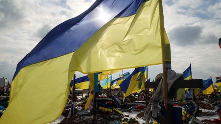 February 16, 2023, Kharkiv, Ukraine: National flags fly above the graves of perished Ukrainian defenders on the Alley of Glory at cemetery N18, Kharkiv, northeastern Ukraine. (Credit Image: © Vyacheslav Madiyevskyy/Ukrinform via ZUMA Press Wire) / action press