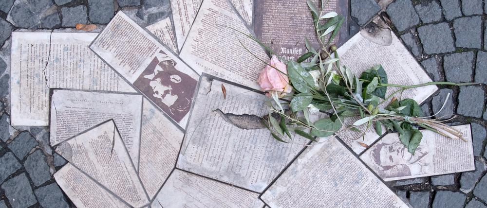 Vor dem Eingang zum Hauptgebäude der Ludwig-Maximilians-Universität (LMU) am Geschwister-Scholl-Platz sind die Flugblätter der Widerstandsgruppe „Weiße Rose“ als Denkmal in den Boden eingelassen.
