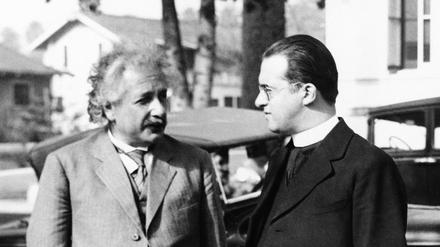 Nahezu alle Menschen kennen Albert Einstein, die andere Person aber wohl kaum jemand. Und dies, obwohl die unbekannte Person, Abbe Georges Henry LeMaitre, eigentlich die Eigenschaften der Entwicklung des Kosmos entdeckt hat, die fast jeder kennt, den Urknall, die bekannte Person hingegen eine Theorie entwickelt hat, die fast niemand versteht.