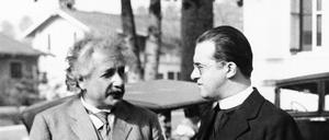 Nahezu alle Menschen kennen Albert Einstein, die andere Person aber wohl kaum jemand. Und dies, obwohl die unbekannte Person, Abbe Georges Henry LeMaitre, eigentlich die Eigenschaften der Entwicklung des Kosmos entdeckt hat, die fast jeder kennt, den Urknall, die bekannte Person hingegen eine Theorie entwickelt hat, die fast niemand versteht.