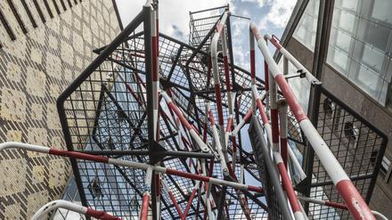 „13.4.1981“ von Olaf Metzel stand ab 2001 eine Weile nahe der Oberbaumbruecke in Berlin.
