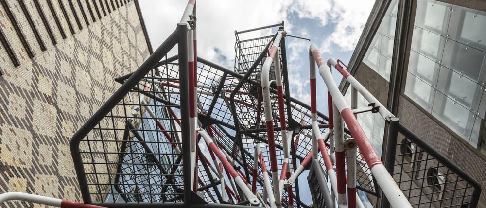 „13.4.1981“ von Olaf Metzel stand ab 2001 eine Weile nahe der Oberbaumbruecke in Berlin.