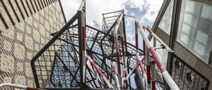 „13.4.1981“ von Olaf Metzel stand ab 2001 eine Weile nahe der Oberbaumbruecke in Berlin.