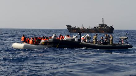 Geflüchtete auf Schlauchboten im Mittelmeer.