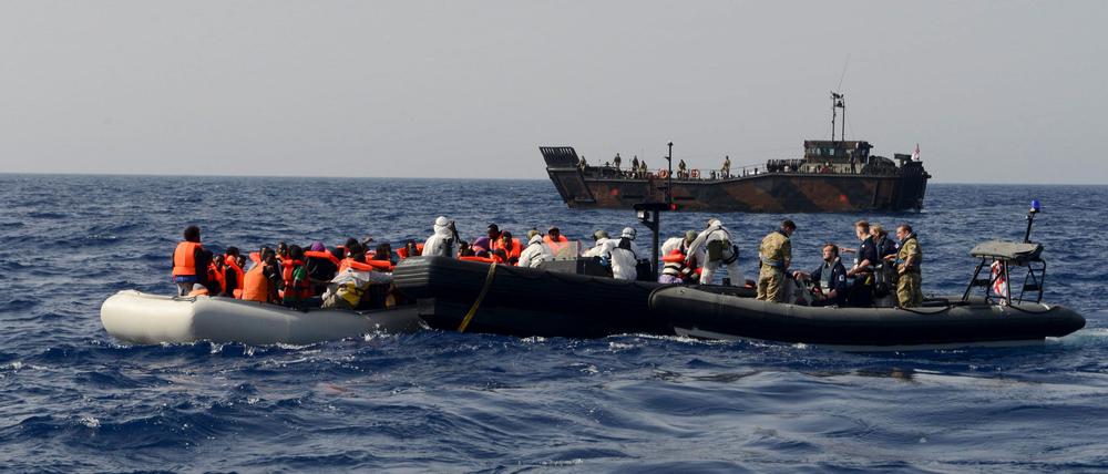 Geflüchtete auf Schlauchboten im Mittelmeer.