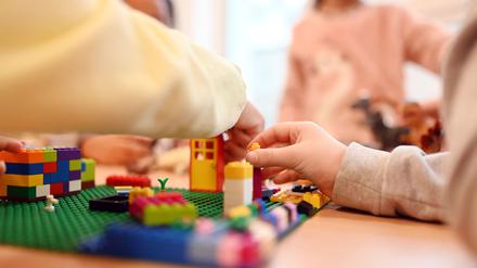Kinder spielen in der Kita mit Lego.