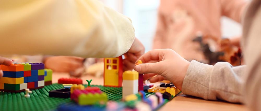 Kinder spielen in der Kita mit Lego.