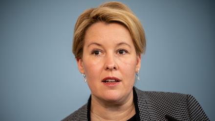 Franziska Giffey (SPD), Bundesministerin fÃ¼r Familie, Senioren, Frauen und Jugend, spricht bei einer Pressekonferenz zu MaÃŸnahmen ihres Ministeriums im Rahmen der Corona-Krise. (zu dpa: "Zahl der Anrufe wegen hÃ¤uslicher Gewalt gestiegen") +++ dpa-Bildfunk +++