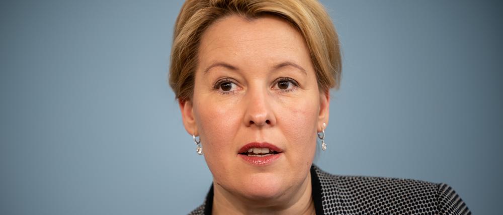 Franziska Giffey (SPD), Bundesministerin fÃ¼r Familie, Senioren, Frauen und Jugend, spricht bei einer Pressekonferenz zu MaÃŸnahmen ihres Ministeriums im Rahmen der Corona-Krise. (zu dpa: "Zahl der Anrufe wegen hÃ¤uslicher Gewalt gestiegen") +++ dpa-Bildfunk +++