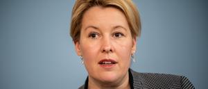 Franziska Giffey (SPD), Bundesministerin fÃ¼r Familie, Senioren, Frauen und Jugend, spricht bei einer Pressekonferenz zu MaÃŸnahmen ihres Ministeriums im Rahmen der Corona-Krise. (zu dpa: "Zahl der Anrufe wegen hÃ¤uslicher Gewalt gestiegen") +++ dpa-Bildfunk +++