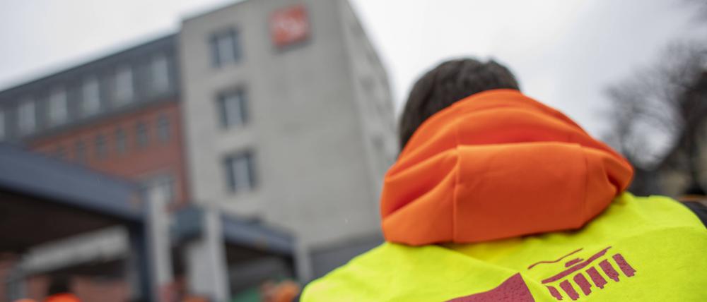 Streikende BSR-Mitarbeitende in Berlin. (Symbolbild)