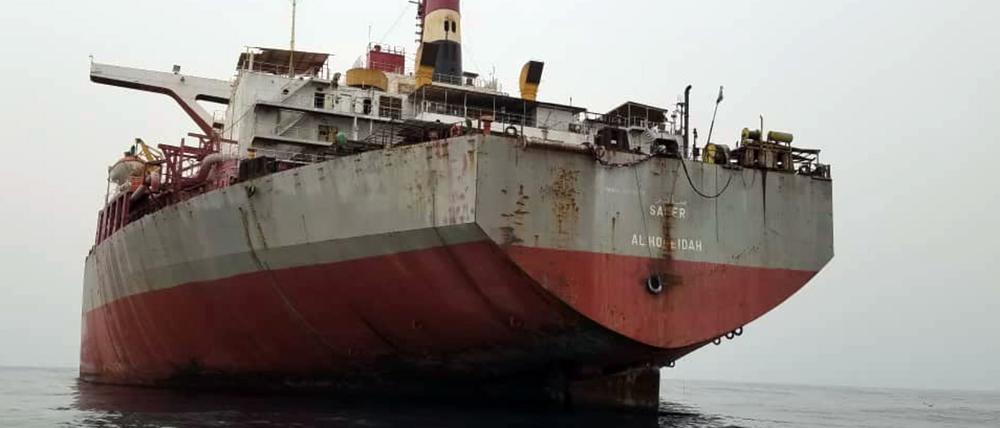Der verwahrloste Öltanker «Safer» liegt seit Jahren vor der Küste. Im Inneren des Tankers befinden sich 1,1 Millionen Barrel Rohöl und damit eine Menge, die das Rote Meer und seine Küsten bei einem Leck oder Unfall über Hunderte Kilometer mit schwarzem Schlick überziehen könnte.